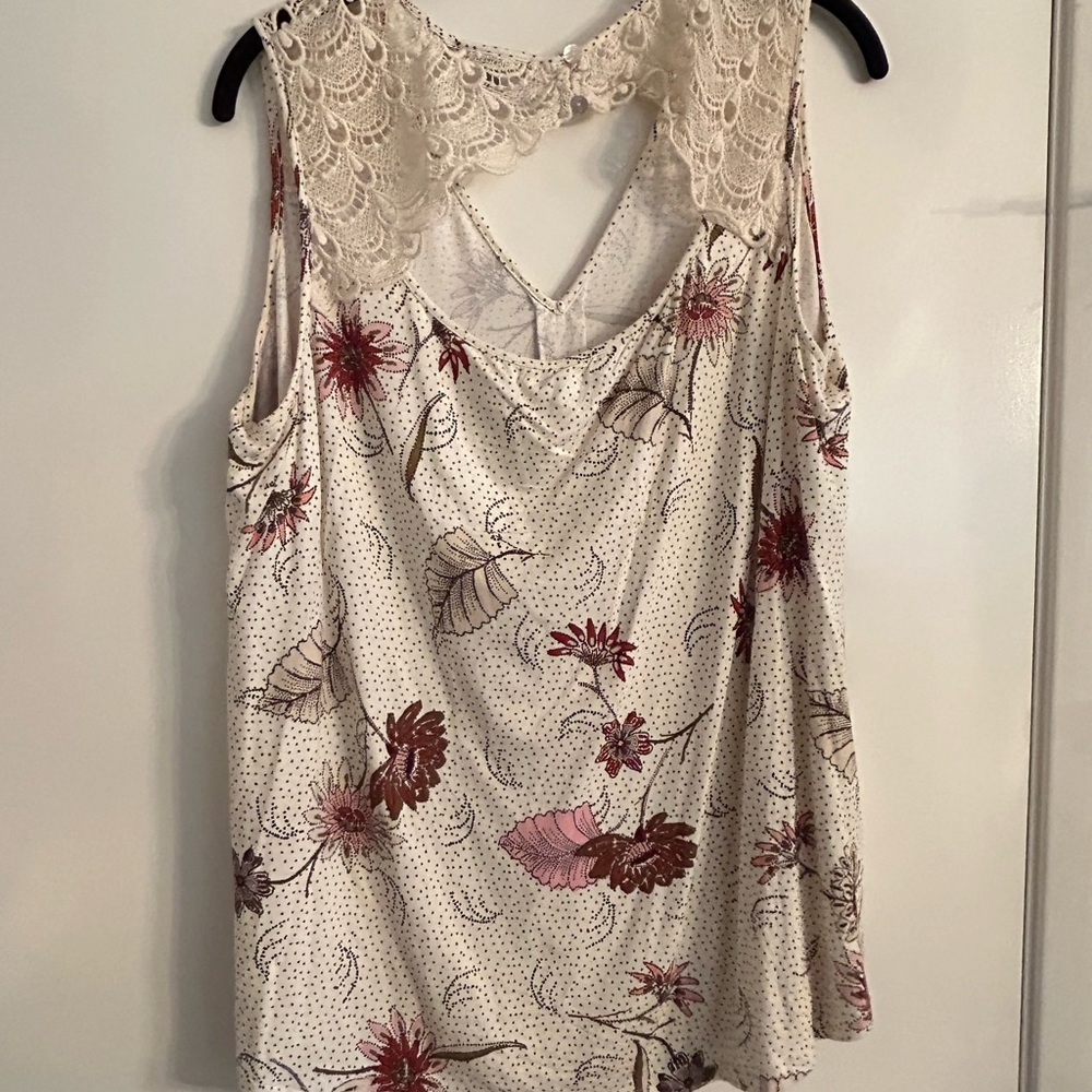1X off white floral tank.